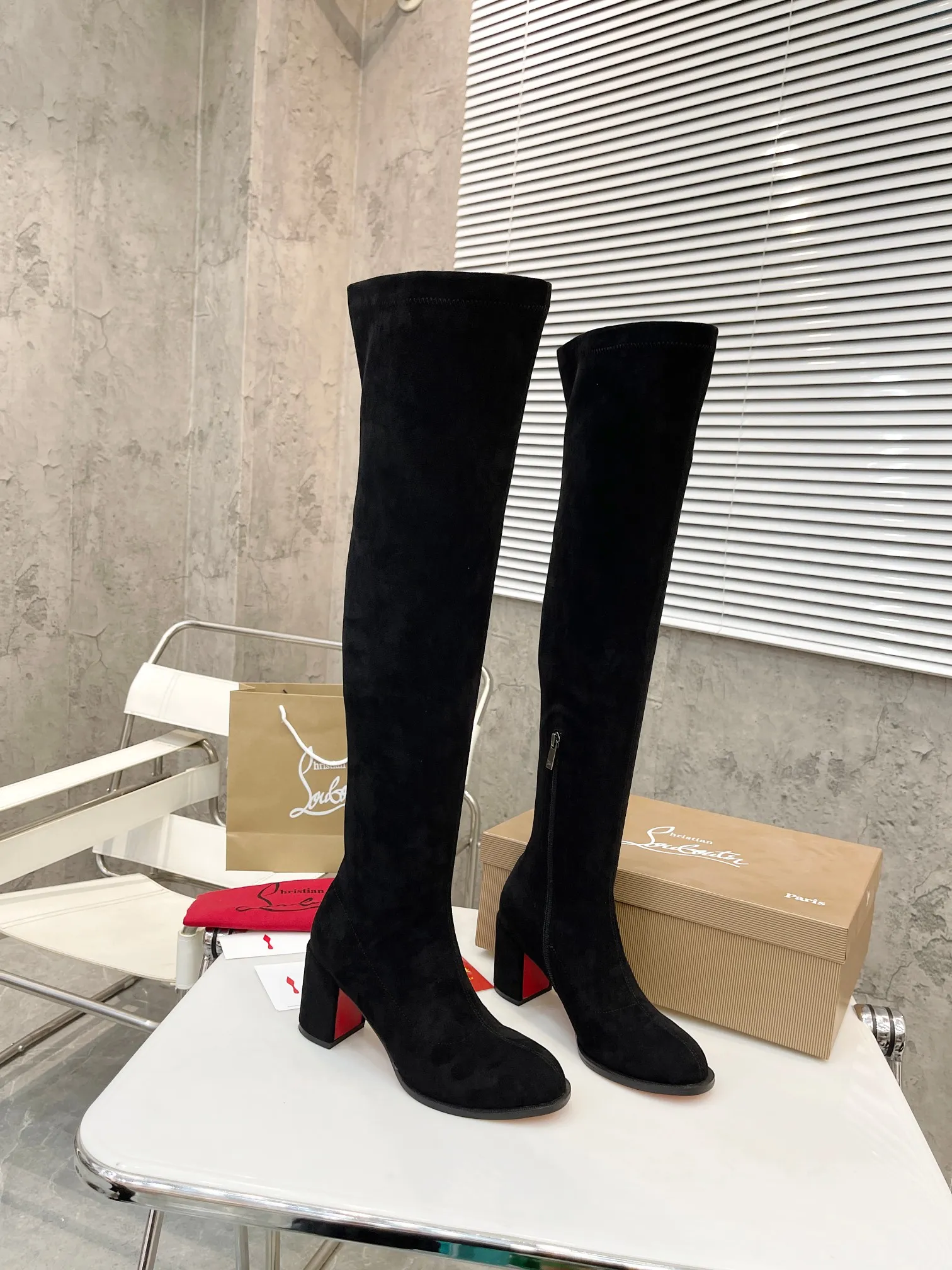 👟👟Ex-factory price 640👟👟 Christian Louboutin (CL) launches new thick-heeled stretch ankle boots, which are classic and refined, with smooth and slender lines. Fitted with 70mm square heel. The tube height is 22 inches.  ✅Fabric: stretch velvet leather ✅Lining: sheepskin ✅Outsole/heel height: rubber Heel height 7cm ✅Color: black stretch velvet black stretch leather khaki stretch suede ✅Code number: 34-41 (34,41 customized) ✅Packaging: original board packaging